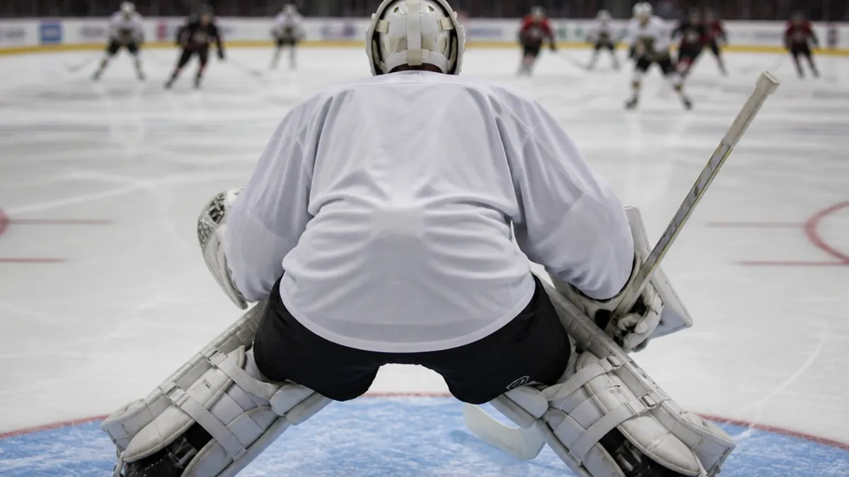 Målvakt i utrustning på isen under en SHL-match