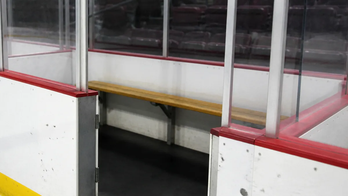 Ishockeyspelare på väg mot utvisningsbåset