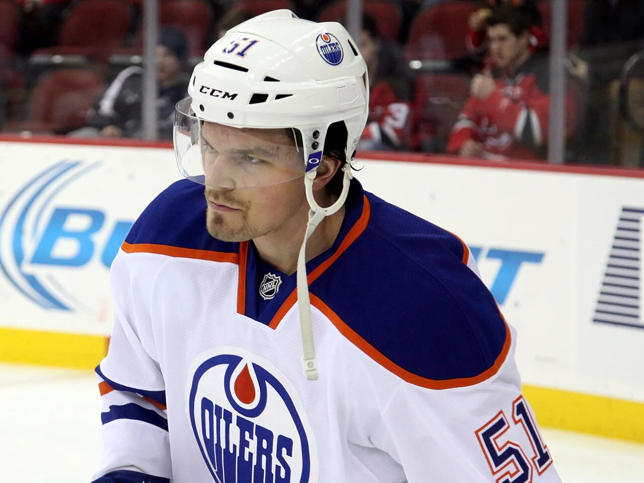 Anton Lander med nummer 51 i Edmonton Oilers vita bortatröja under uppvärmningen inför en NHL-match