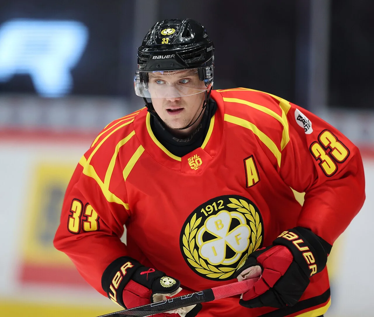 Jakob Silfverberg i Brynäs IF:s röda matchtröja med nummer 33 på isen