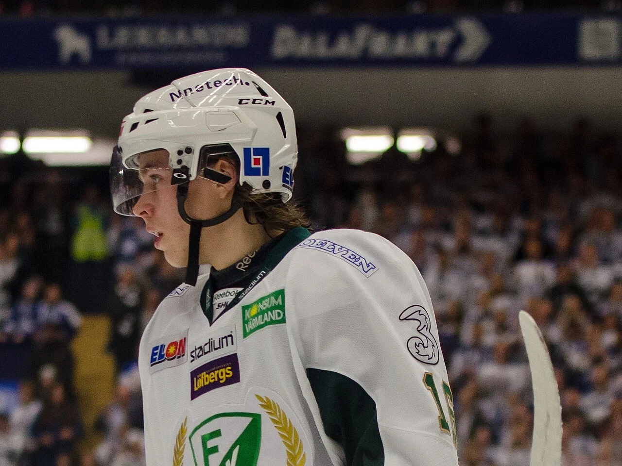 Joakim Nygård i Färjestad BK:s vita bortatröja under en SHL-match i december 2013