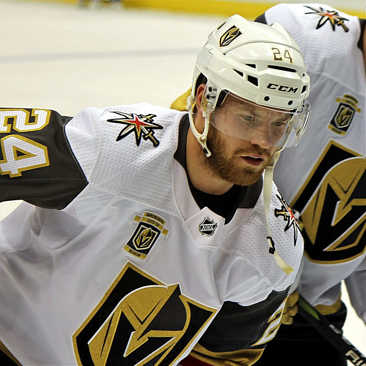 Oscar Lindberg i Vegas Golden Knights vita matchtröja med nummer 24 under en NHL-match 2018