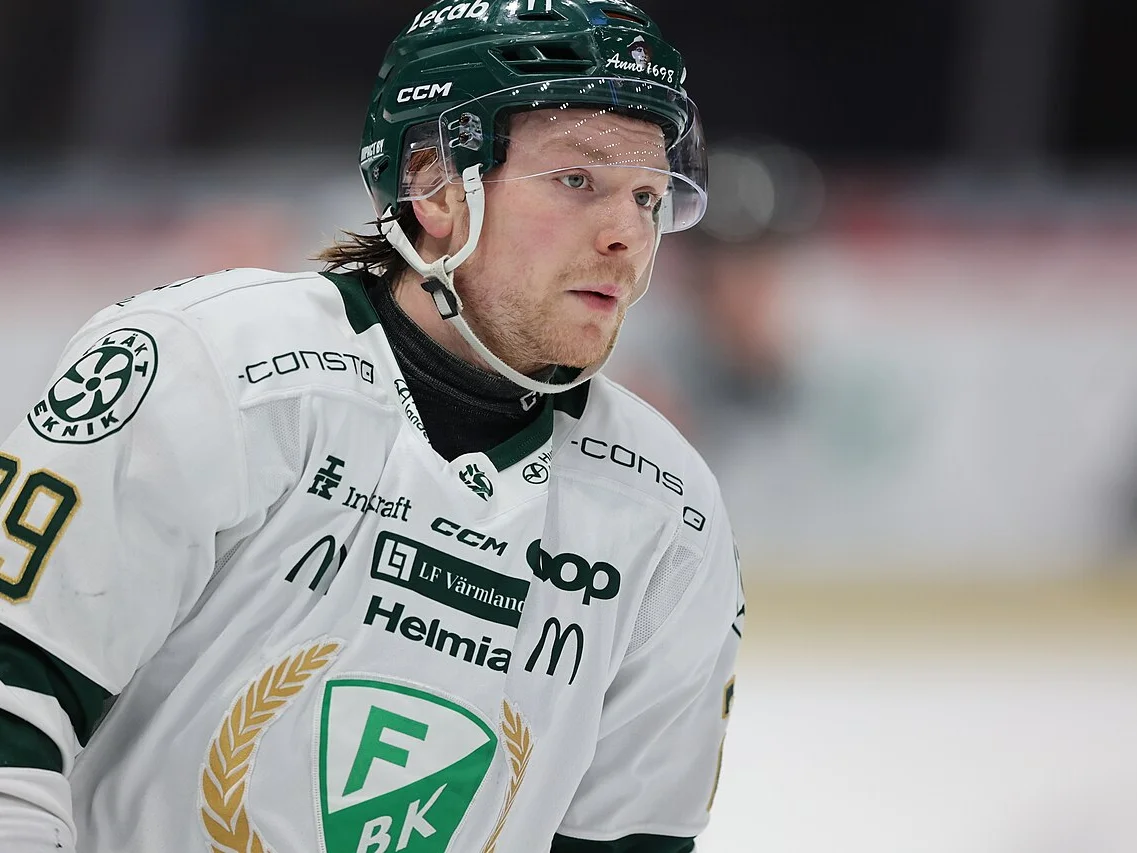 Oskar Steen med nummer 29 i Färjestad BK:s vita bortatröja under en bortamatch mot Brynäs