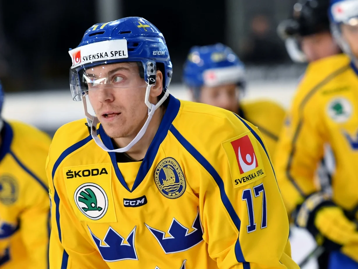 Pär Lindholm i Tre Kronors gula tröja med nummer 17 under en landskamp mot Österrike 2017